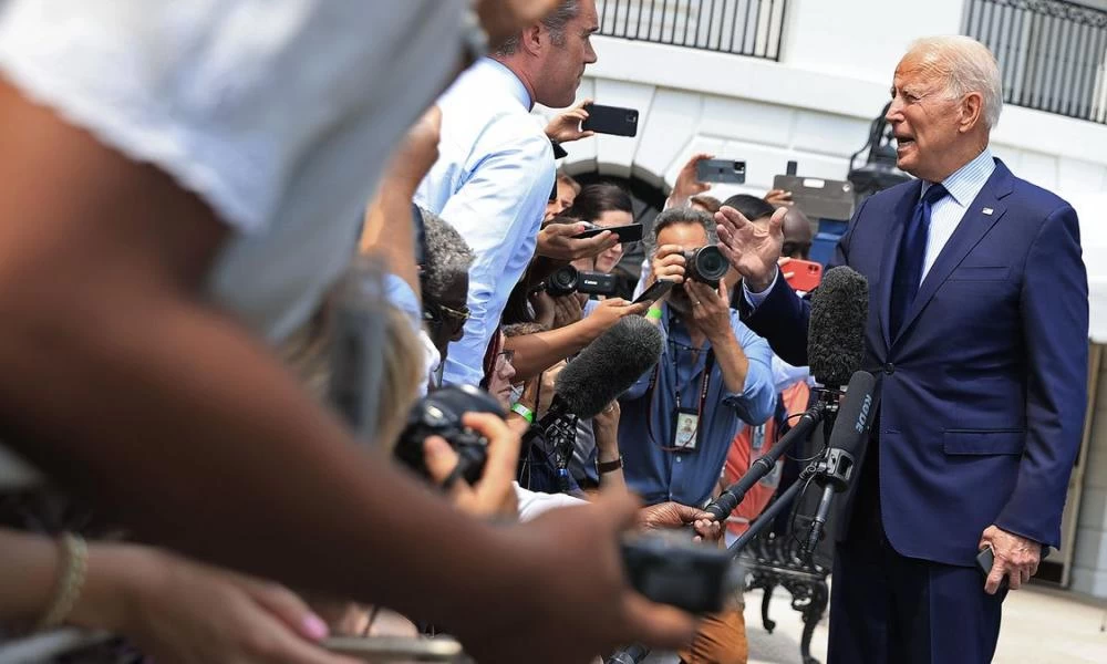 Έκκληση Μπάιντεν από τα social media να "κόβουν" τους αρνητές των εμβολίων